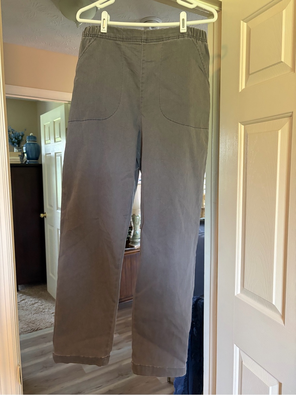Women’s Casual Straight-Leg Pants in grey
